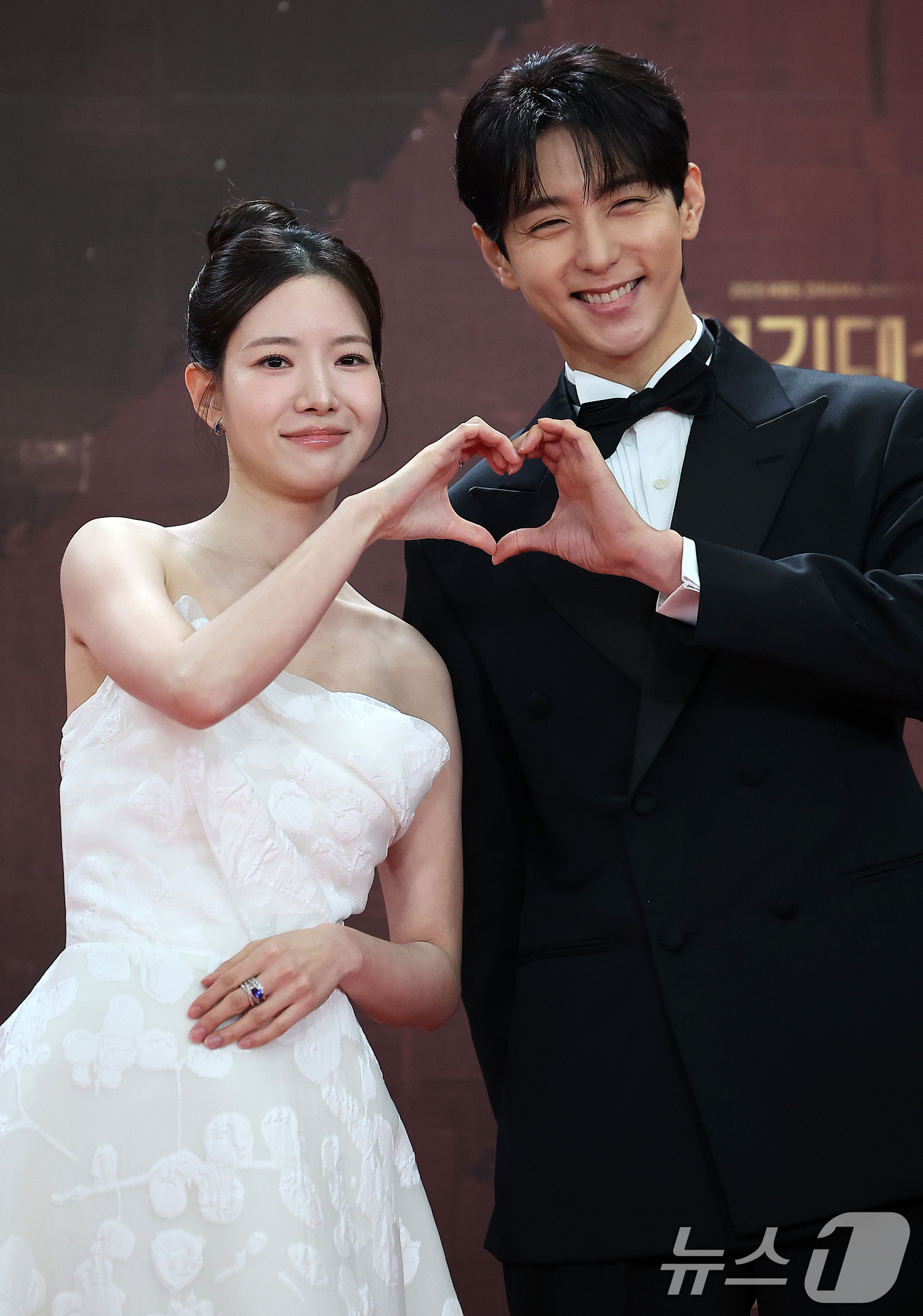 (서울=뉴스1) 김진환 기자 = 배우 하승리와 현우가 31일 오후 서울 영등포구 KBS 신관에서 진행된 ‘2025 KBS 연기대상’ 레드카펫 행사에서 포즈를 취하고 있다. 2025 …