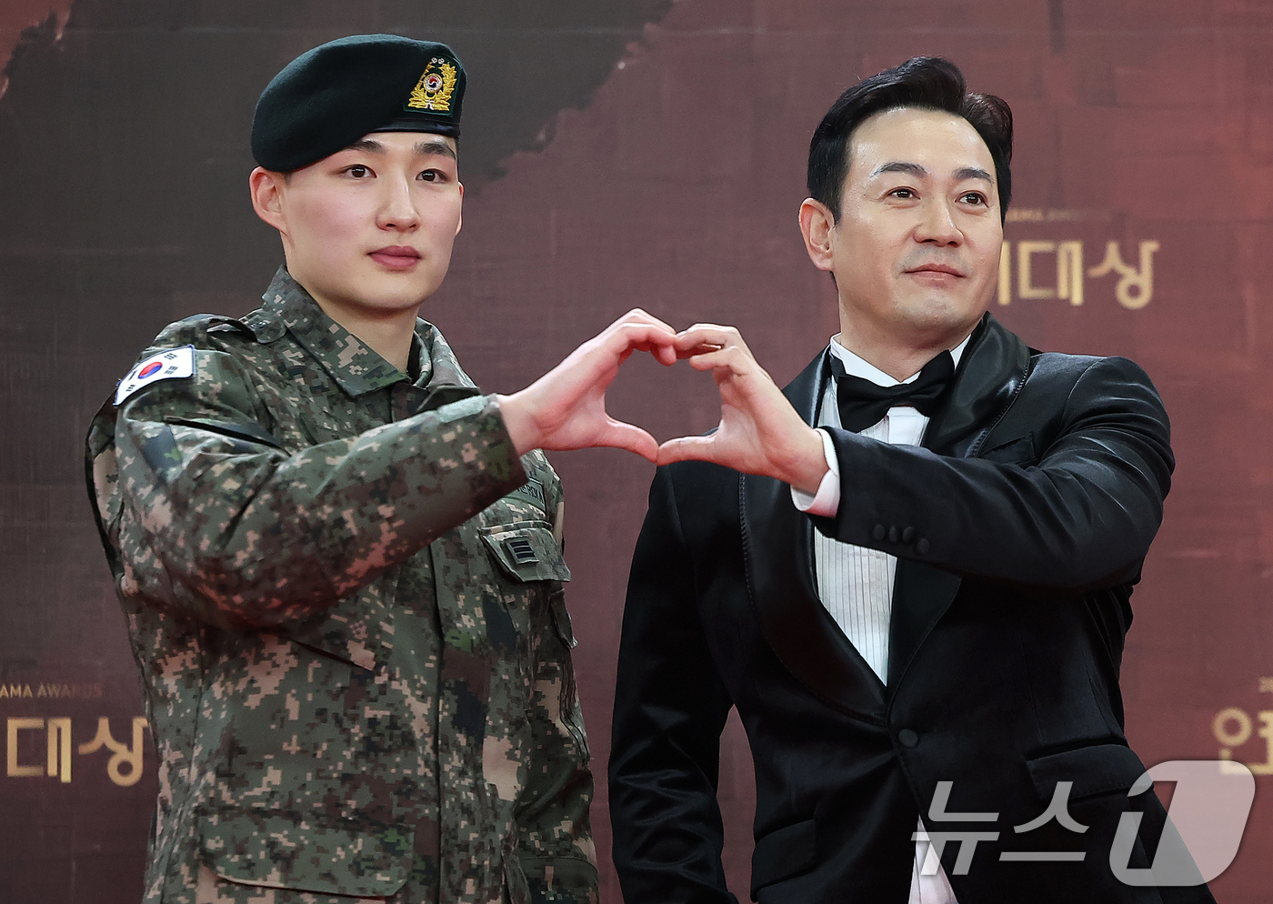 (서울=뉴스1) 김진환 기자 = 배우 권지우와 박용우가 31일 오후 서울 영등포구 KBS 신관에서 진행된 ‘2025 KBS 연기대상’ 레드카펫 행사에서 포즈를 취하고 있다. 202 …