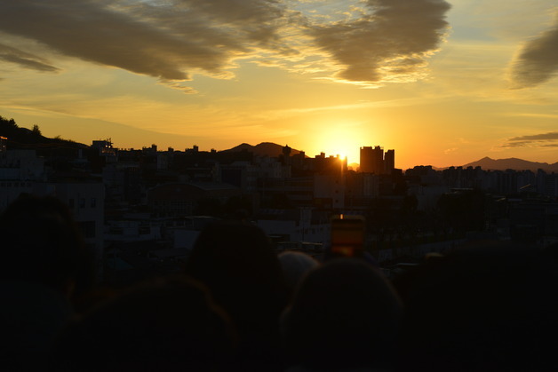 대구 앞산 해넘이전망대 찾은 시민들 "내년에도 무탈하길"