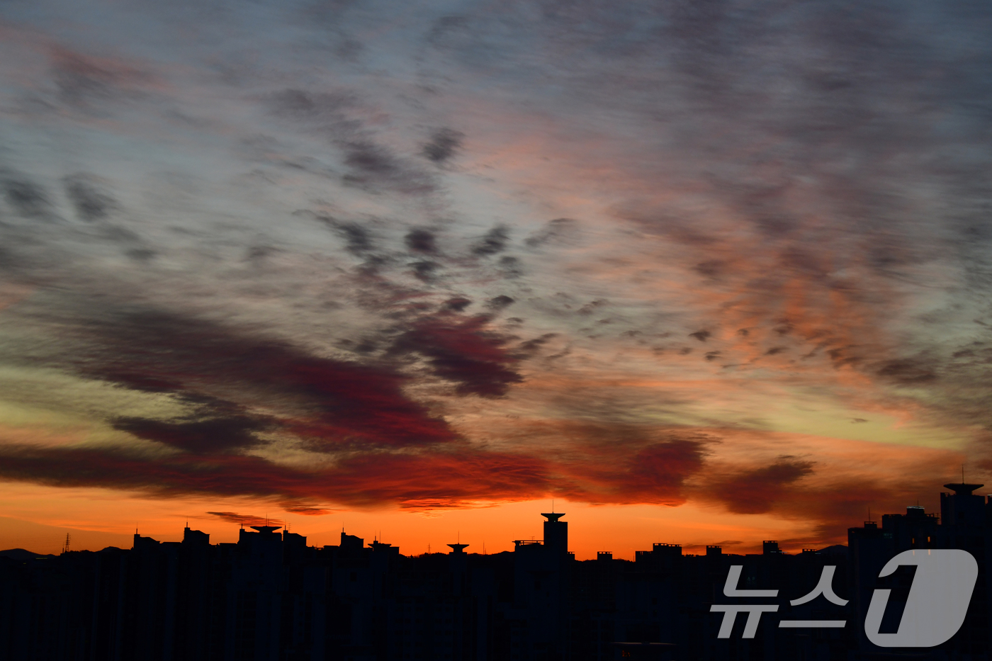 (포항=뉴스1) 최창호 기자 = 2025년 을사년(乙巳年) 마지막 날인 31일 경북 포항시 아파트 단지 서쪽으로 저녁 노을이 지고 있다. 2025.12.31/뉴스1
