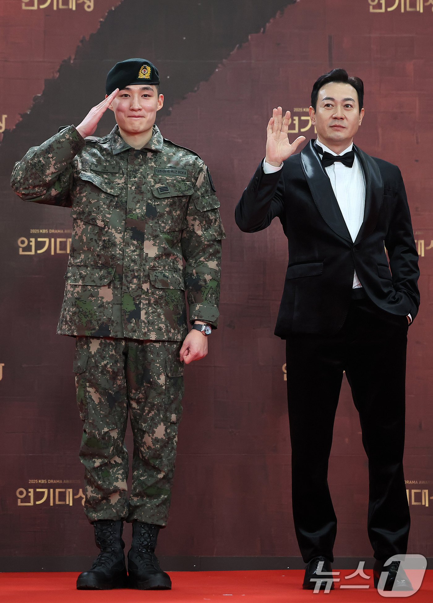 (서울=뉴스1) 김진환 기자 = 배우 권지우와 박용우가 31일 오후 서울 영등포구 KBS 신관에서 진행된 ‘2025 KBS 연기대상’ 레드카펫 행사에서 포즈를 취하고 있다. 202 …