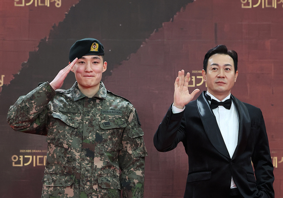 권지우·박용우, 경례와 손인사