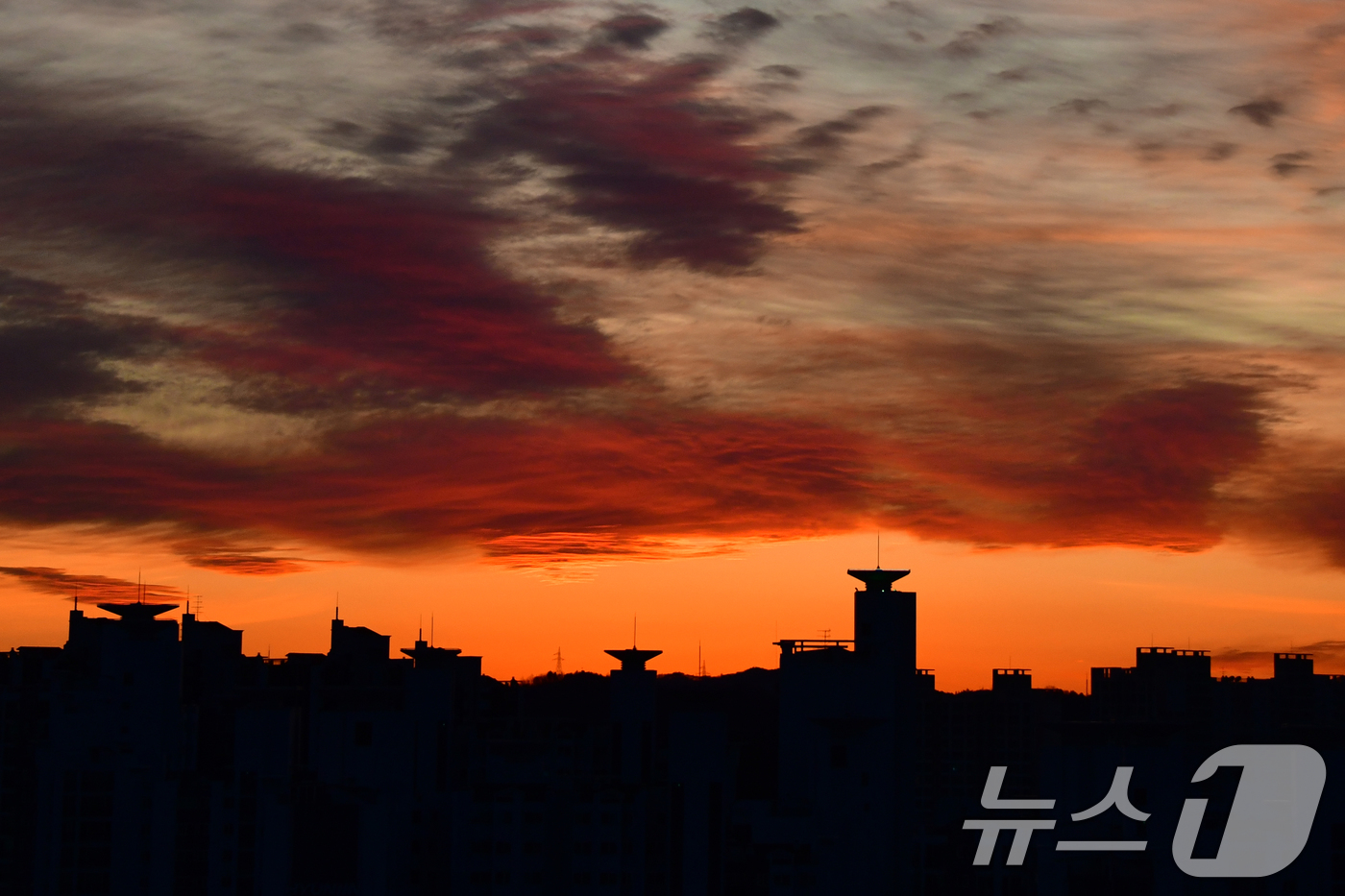 (포항=뉴스1) 최창호 기자 = 2025년 을사년(乙巳年) 마지막 날인 31일 경북 포항시 아파트 단지 서쪽으로 저녁 노을이 지고 있다. 2025.12.31/뉴스1