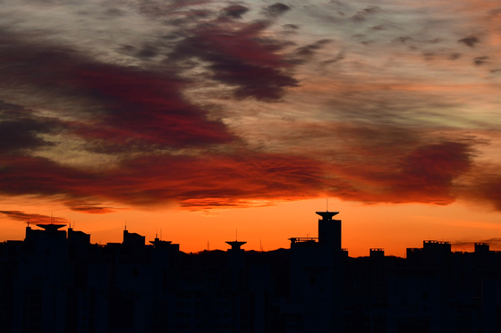 2025년 마지막 날 불태우는 저녁 노을