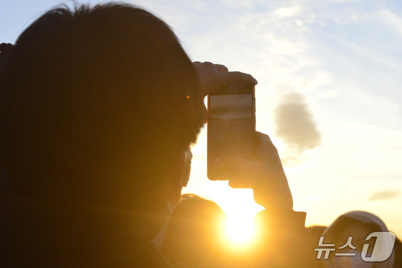 본문 이미지 - 31일 오후 앞산 해넘이전망대에 모인 한 연인이 한 해의 마지막 해를 배경으로 사진을 촬영하고 있다.2025.12.31/뉴스1 ⓒ News1 이성덕 기자