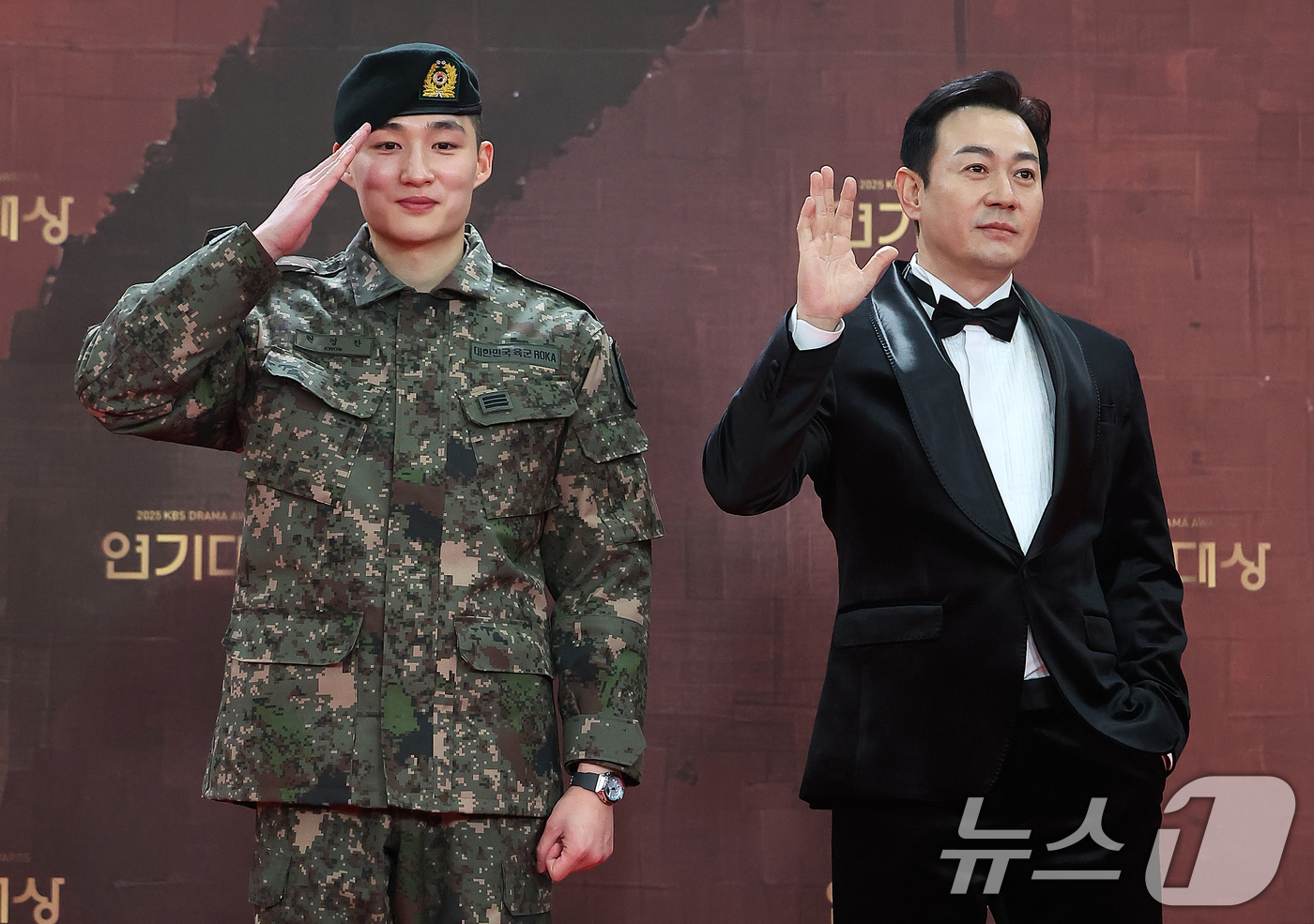 (서울=뉴스1) 김진환 기자 = 배우 권지우와 박용우가 31일 오후 서울 영등포구 KBS 신관에서 진행된 ‘2025 KBS 연기대상’ 레드카펫 행사에서 포즈를 취하고 있다. 202 …