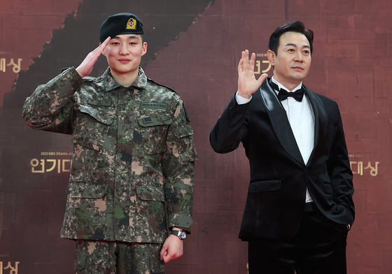 포즈 취하는 권지우·박용우