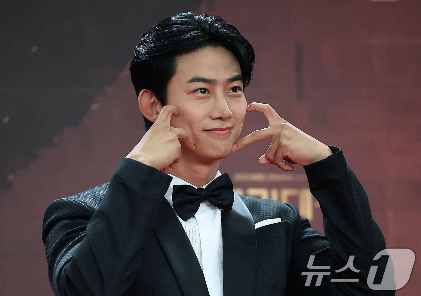 (서울=뉴스1) 김진환 기자 = 배우 옥택연이 31일 오후 서울 영등포구 KBS 신관에서 진행된 ‘2025 KBS 연기대상’ 레드카펫 행사에서 포즈를 취하고 있다. 2025.12. …