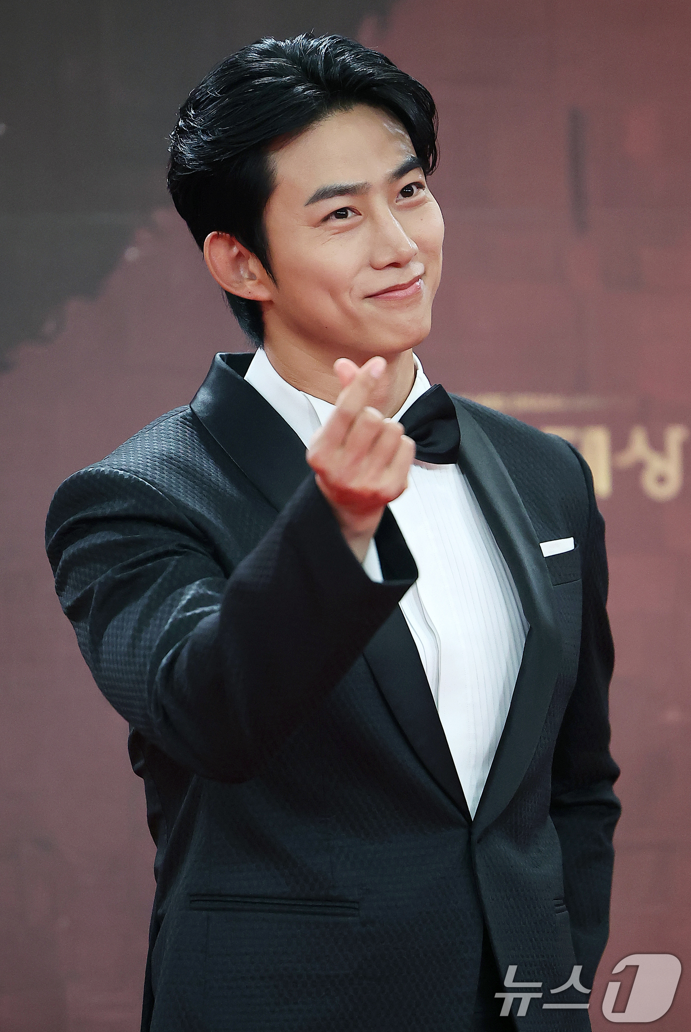 (서울=뉴스1) 김진환 기자 = 배우 옥택연이 31일 오후 서울 영등포구 KBS 신관에서 진행된 ‘2025 KBS 연기대상’ 레드카펫 행사에서 포즈를 취하고 있다. 2025.12. …