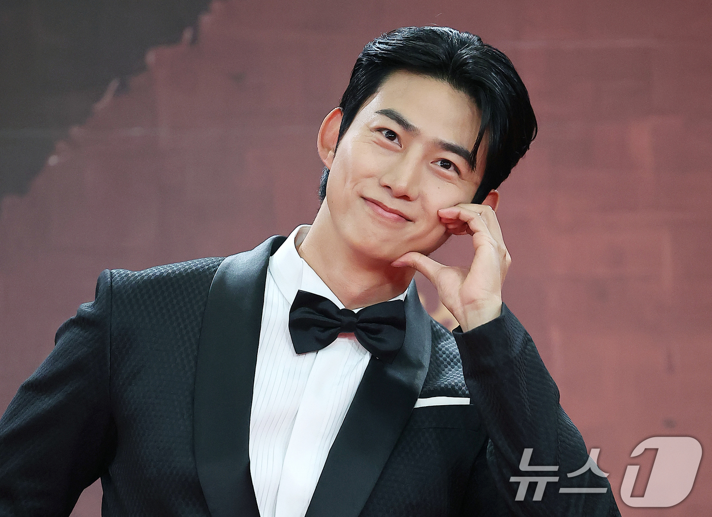 (서울=뉴스1) 김진환 기자 = 배우 옥택연이 31일 오후 서울 영등포구 KBS 신관에서 진행된 ‘2025 KBS 연기대상’ 레드카펫 행사에서 포즈를 취하고 있다. 2025.12. …