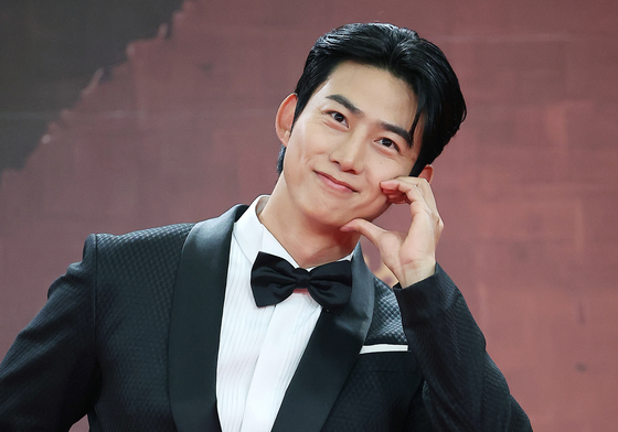 옥택연, 10년 열애 여친과 4월 24일 결혼식 올린다