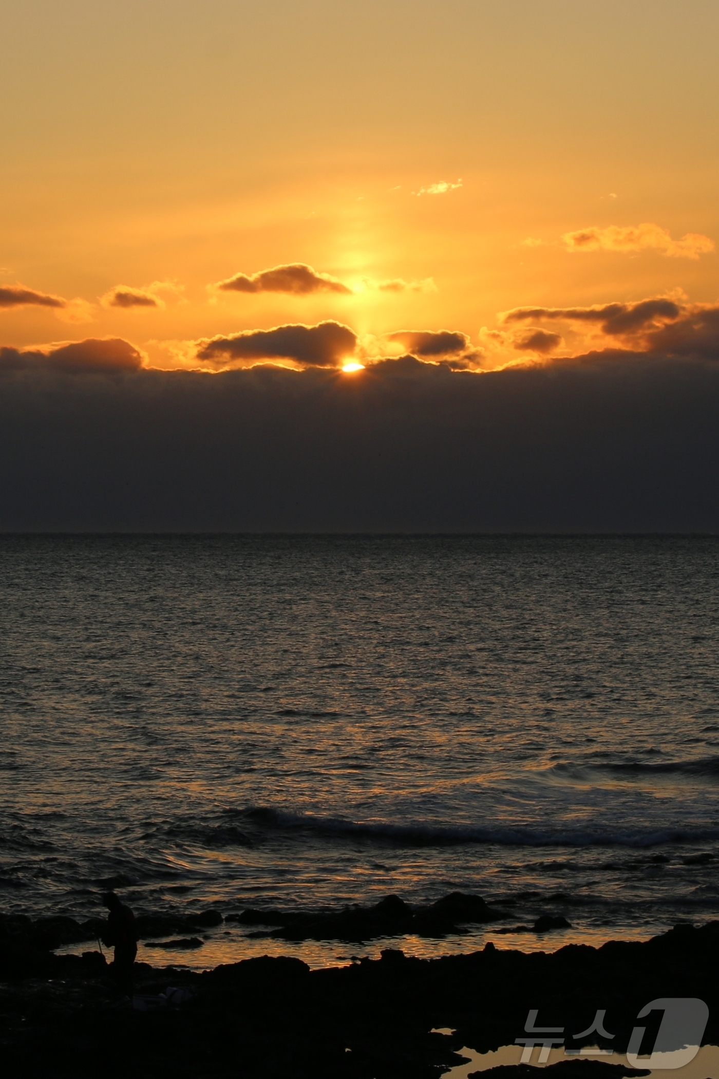 (제주=뉴스1) 홍수영 기자 = 31일 제주 서귀포시 강정동 앞바다에서 2025년 마지막 해가 구름 사이로 넘어가고 있다.2025.12.31/뉴스1