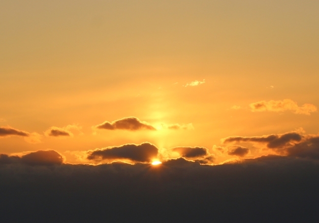 제주서 보는 구름 너머 마지막 해넘이