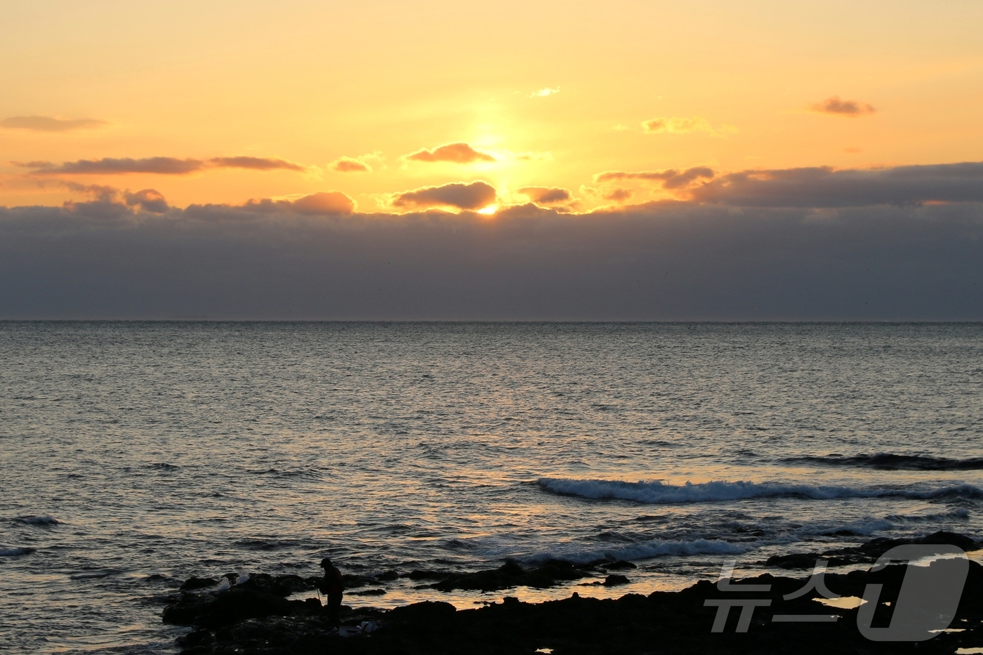 (제주=뉴스1) 홍수영 기자 = 31일 제주 서귀포시 강정동 앞바다에서 2025년 마지막 해가 구름 사이로 넘어가고 있다.2025.12.31/뉴스1