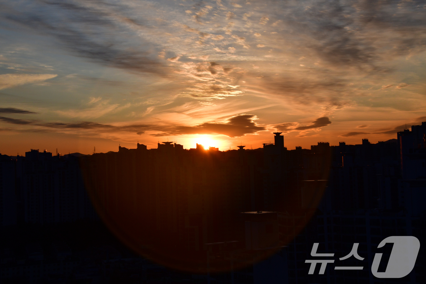 (포항=뉴스1) 최창호 기자 = 2025년 을사년(乙巳年) 마지막 날인 31일 경북 포항시 아파트 단지 서쪽으로 저녁 노을이 지고 있다. 2025.12.31/뉴스1