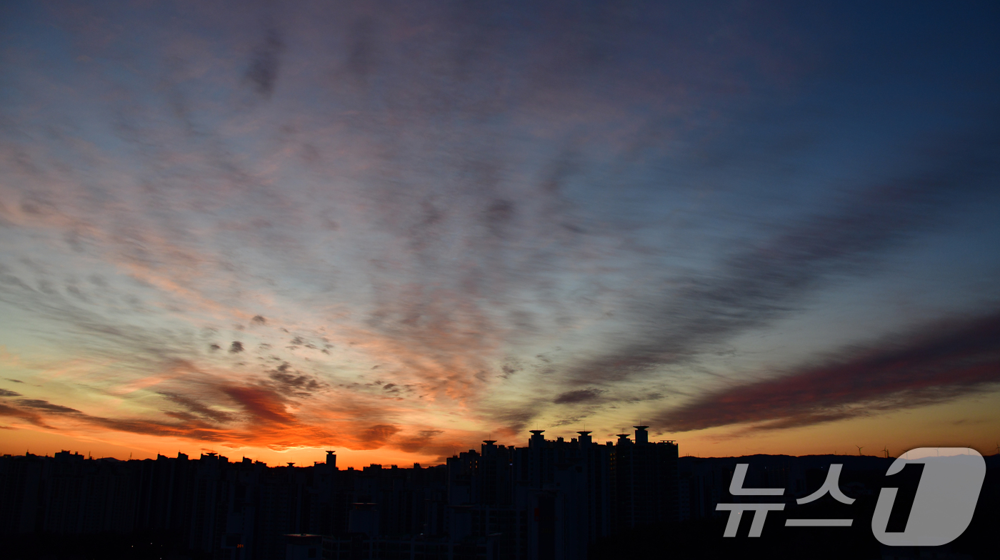 (포항=뉴스1) 최창호 기자 = 2025년 을사년(乙巳年) 마지막 날인 31일 경북 포항시 아파트 단지 서쪽으로 저녁 노을이 지고 있다. 2025.12.31/뉴스1