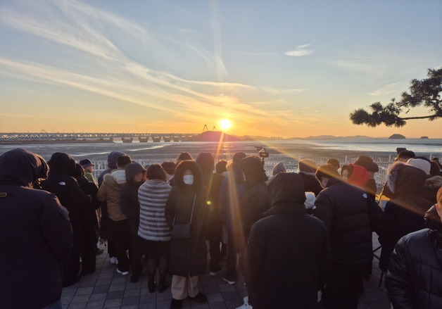 "내년엔 더 행복하길"…인천 정서진에 물든 2025년 마지막 노을