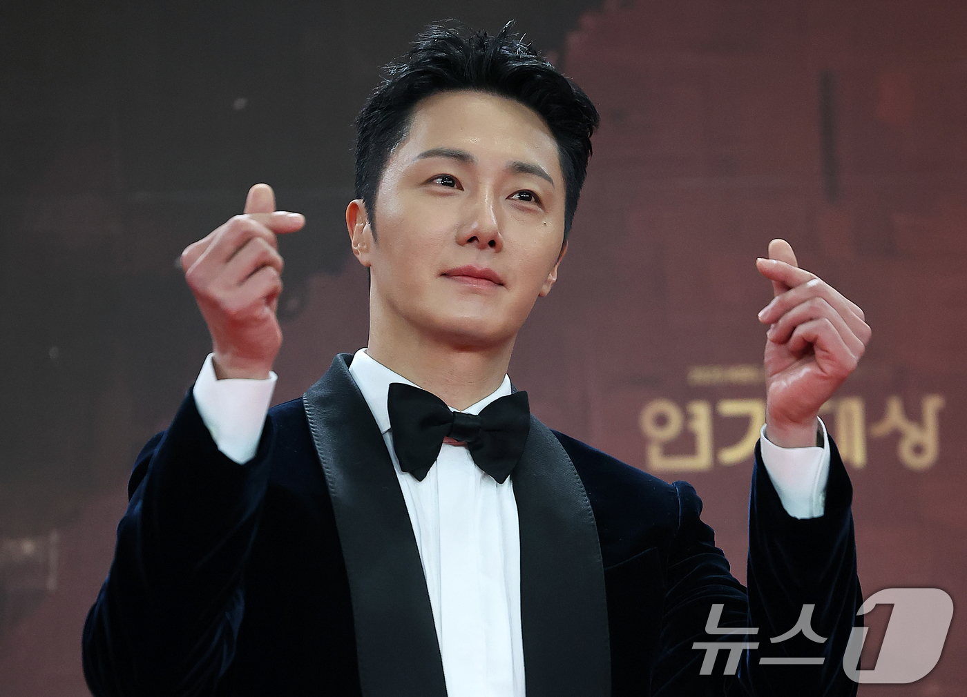 (서울=뉴스1) 김진환 기자 = 배우 정일우가 31일 오후 서울 영등포구 KBS 신관에서 진행된 ‘2025 KBS 연기대상’ 레드카펫 행사에서 포즈를 취하고 있다. 2025.12. …