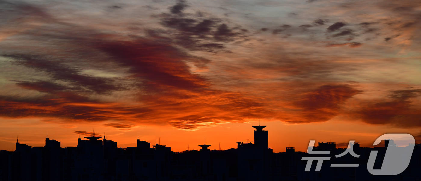 (포항=뉴스1) 최창호 기자 = 2025년 을사년(乙巳年) 마지막 날인 31일 경북 포항시 아파트 단지 서쪽으로 저녁 노을이 지고 있다. 2025.12.31/뉴스1