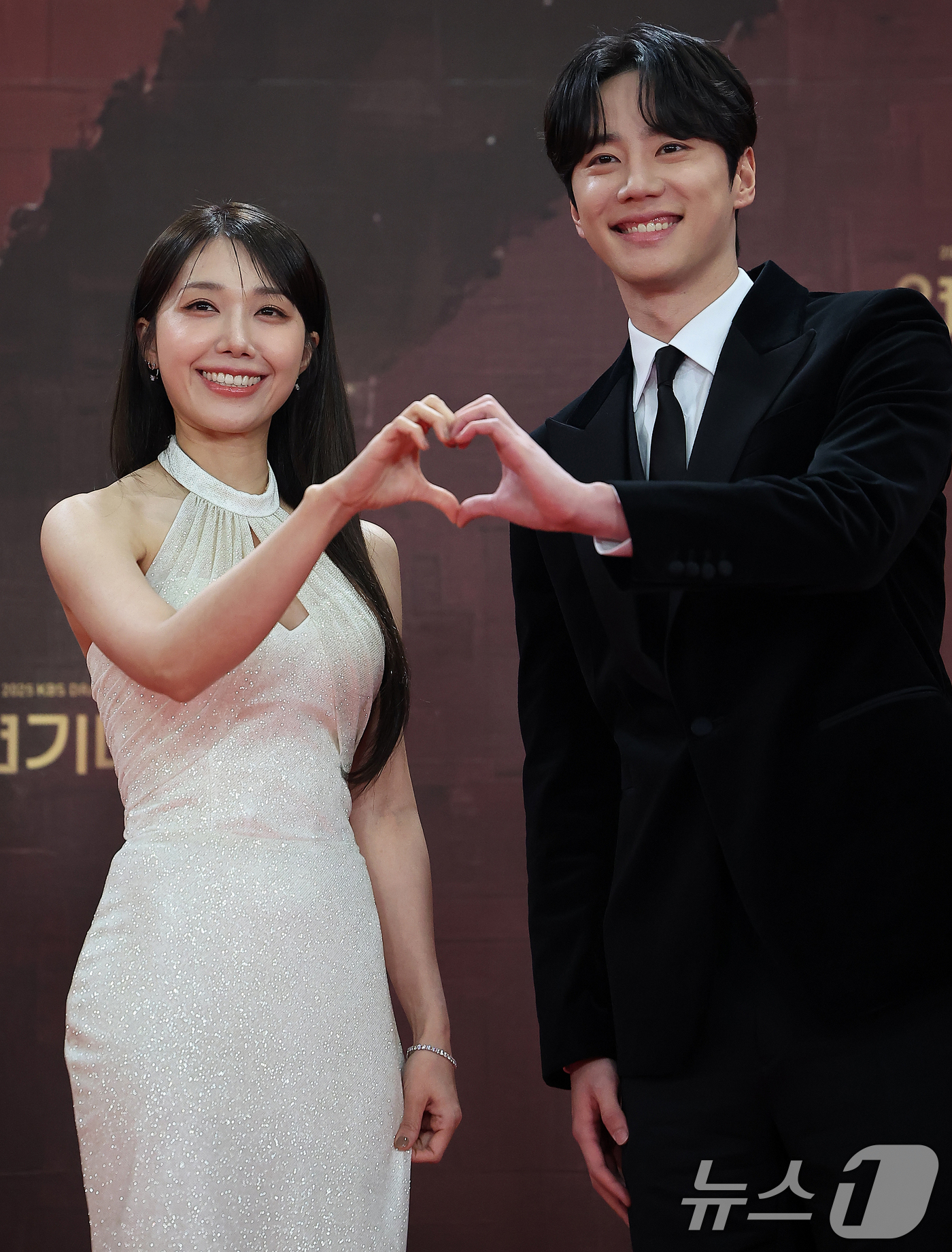 (서울=뉴스1) 김진환 기자 = 배우 정은지와 이준영이 31일 오후 서울 영등포구 KBS 신관에서 진행된 ‘2025 KBS 연기대상’ 레드카펫 행사에서 포즈를 취하고 있다. 202 …