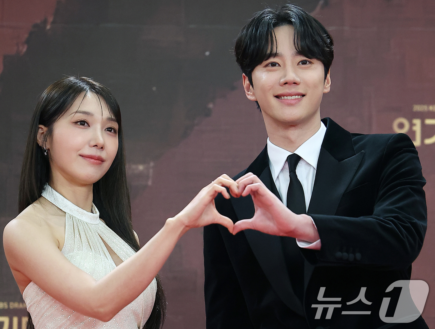 (서울=뉴스1) 김진환 기자 = 배우 정은지와 이준영이 31일 오후 서울 영등포구 KBS 신관에서 진행된 ‘2025 KBS 연기대상’ 레드카펫 행사에서 포즈를 취하고 있다. 202 …