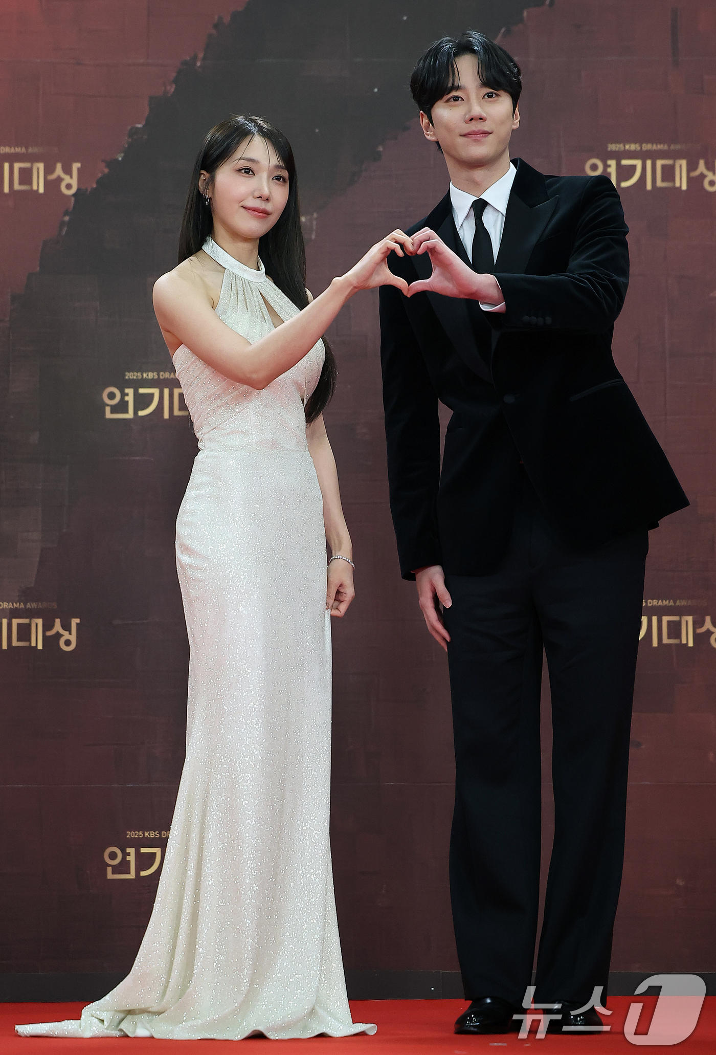 (서울=뉴스1) 김진환 기자 = 배우 정은지와 이준영이 31일 오후 서울 영등포구 KBS 신관에서 진행된 ‘2025 KBS 연기대상’ 레드카펫 행사에서 포즈를 취하고 있다. 202 …