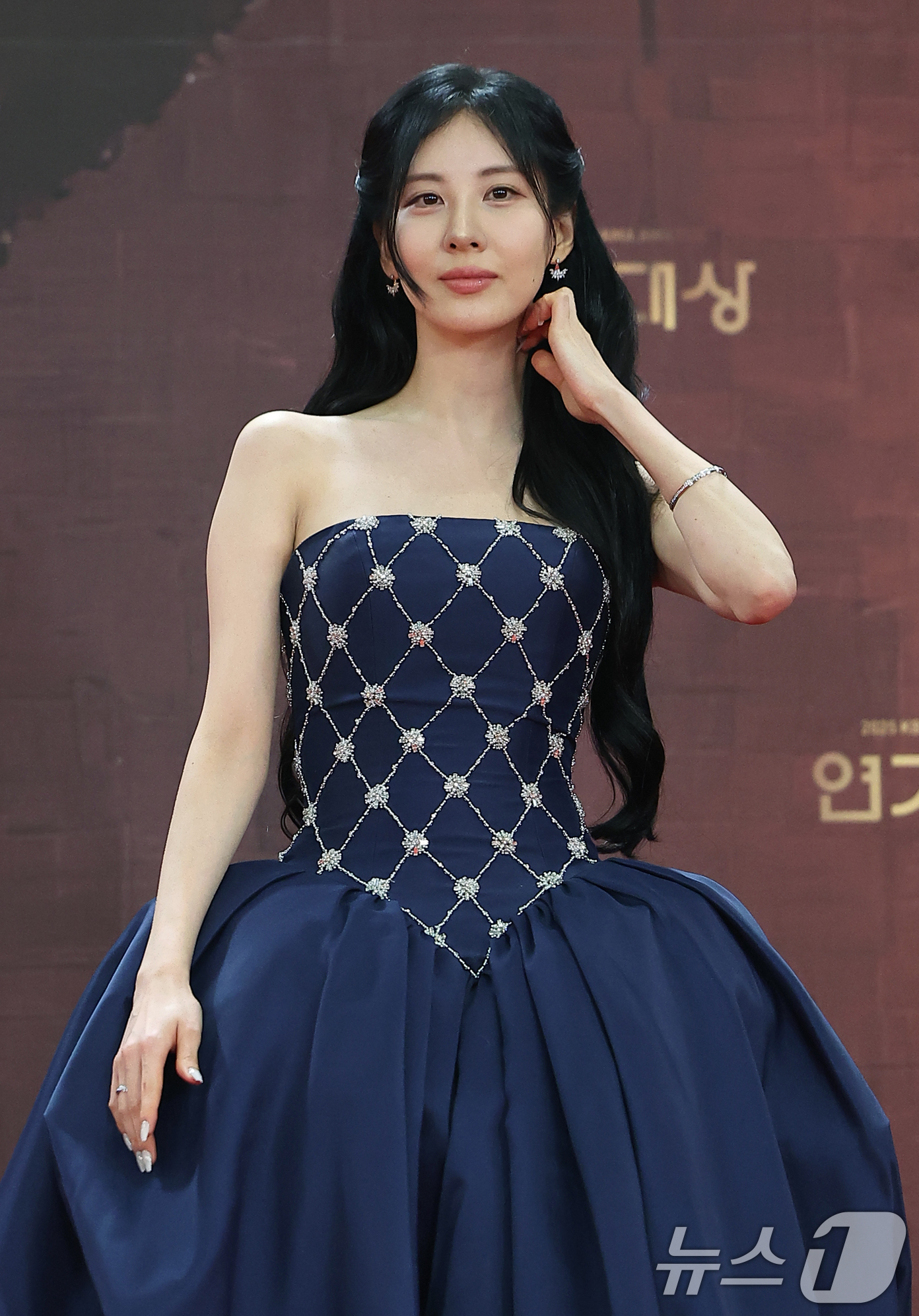 (서울=뉴스1) 김진환 기자 = 배우 서현이 31일 오후 서울 영등포구 KBS 신관에서 진행된 ‘2025 KBS 연기대상’ 레드카펫 행사에서 포즈를 취하고 있다. 2025.12.3 …