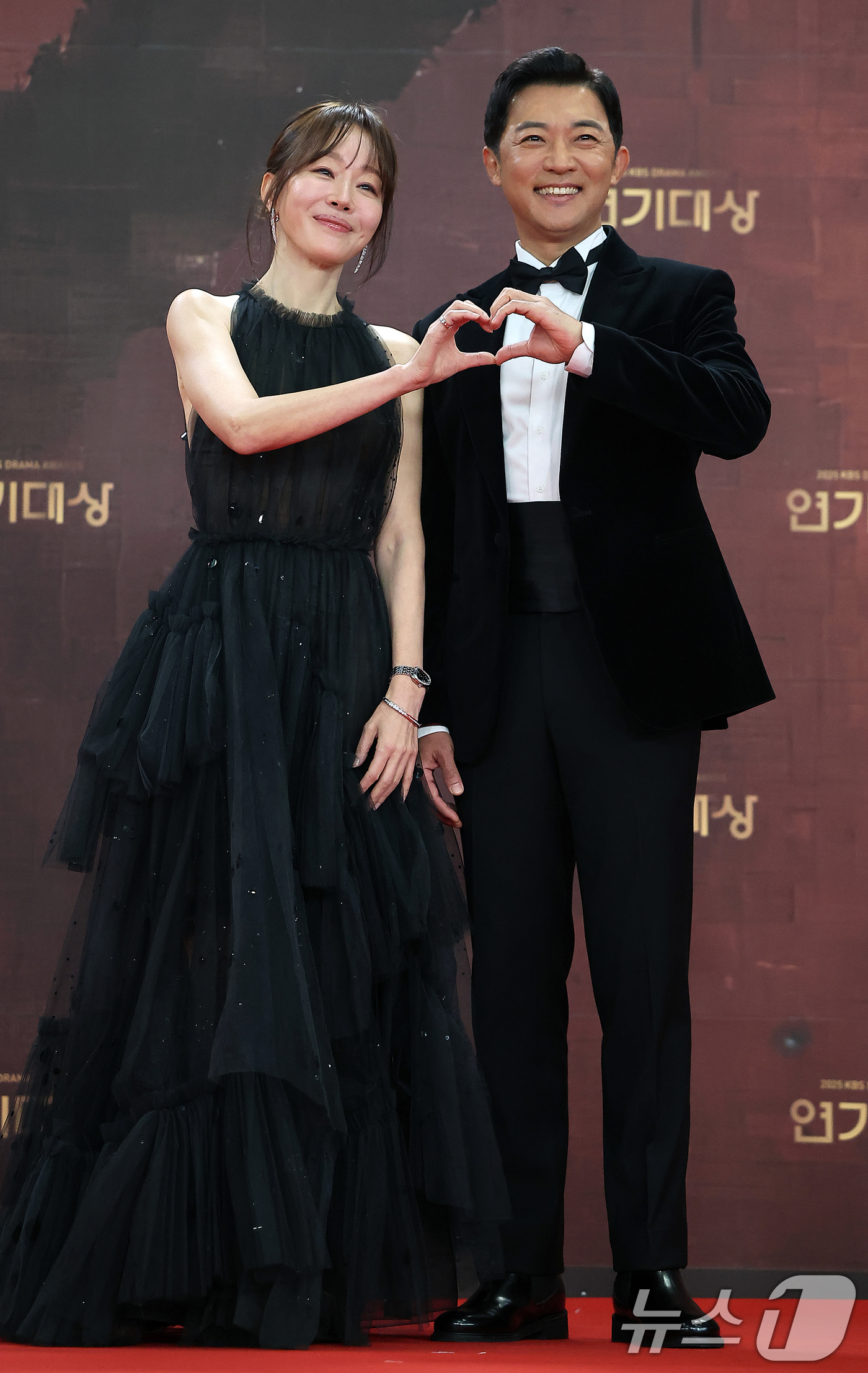 (서울=뉴스1) 김진환 기자 = 배우 엄지원과 안재욱이 31일 오후 서울 영등포구 KBS 신관에서 진행된 ‘2025 KBS 연기대상’ 레드카펫 행사에서 포즈를 취하고 있다. 202 …