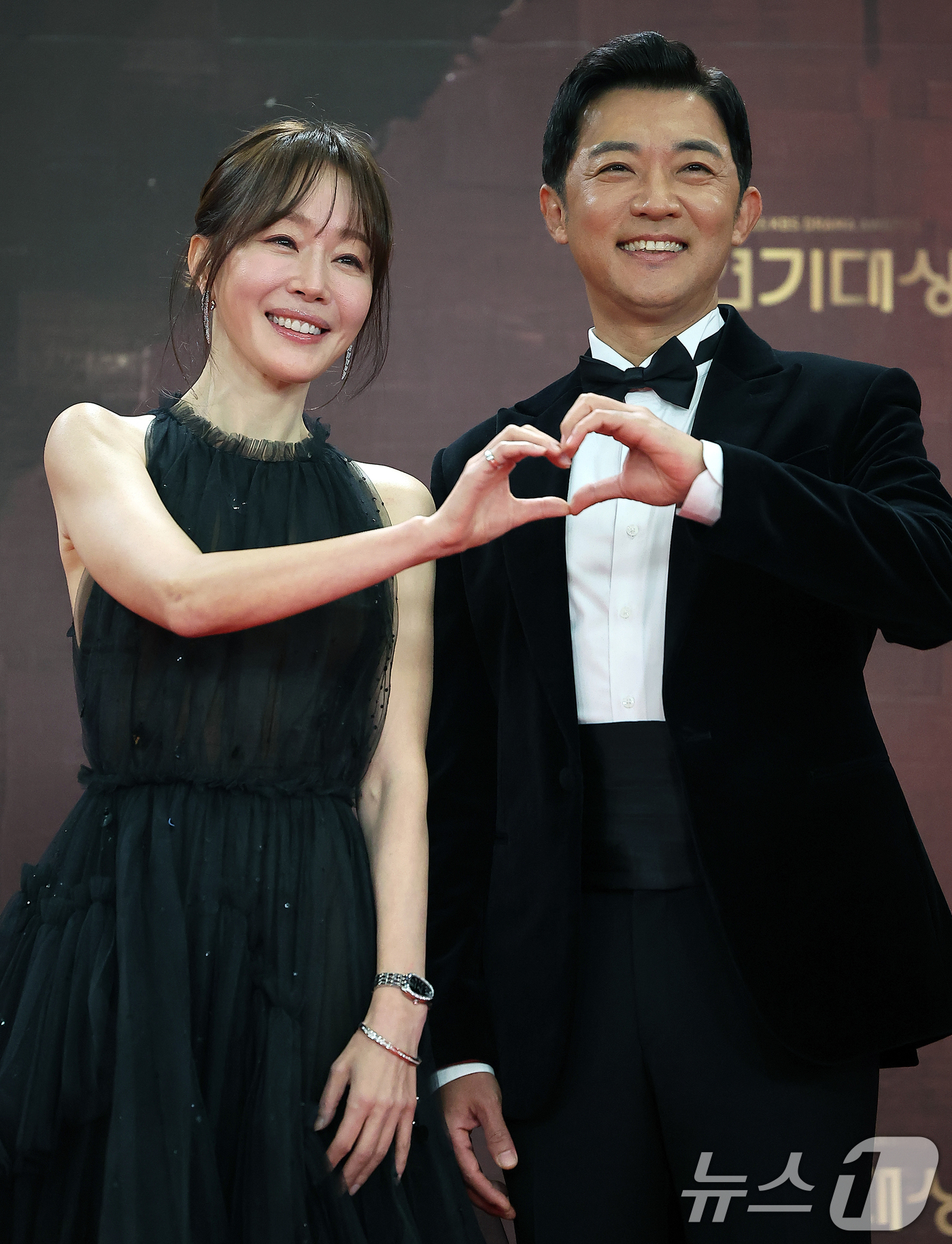 (서울=뉴스1) 김진환 기자 = 배우 엄지원과 안재욱이 31일 오후 서울 영등포구 KBS 신관에서 진행된 ‘2025 KBS 연기대상’ 레드카펫 행사에서 포즈를 취하고 있다. 202 …