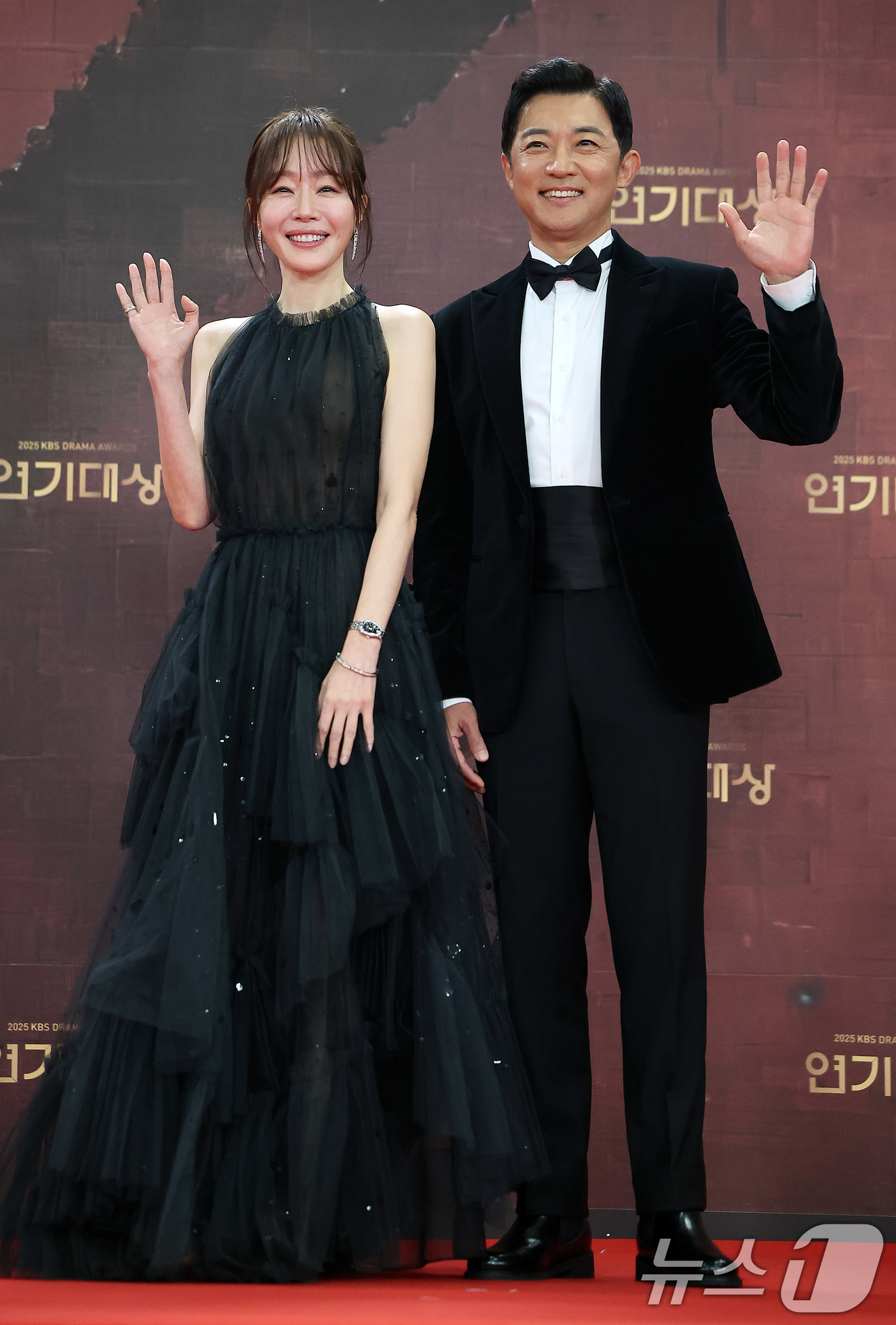 (서울=뉴스1) 김진환 기자 = 배우 엄지원과 안재욱이 31일 오후 서울 영등포구 KBS 신관에서 진행된 ‘2025 KBS 연기대상’ 레드카펫 행사에서 포즈를 취하고 있다. 202 …