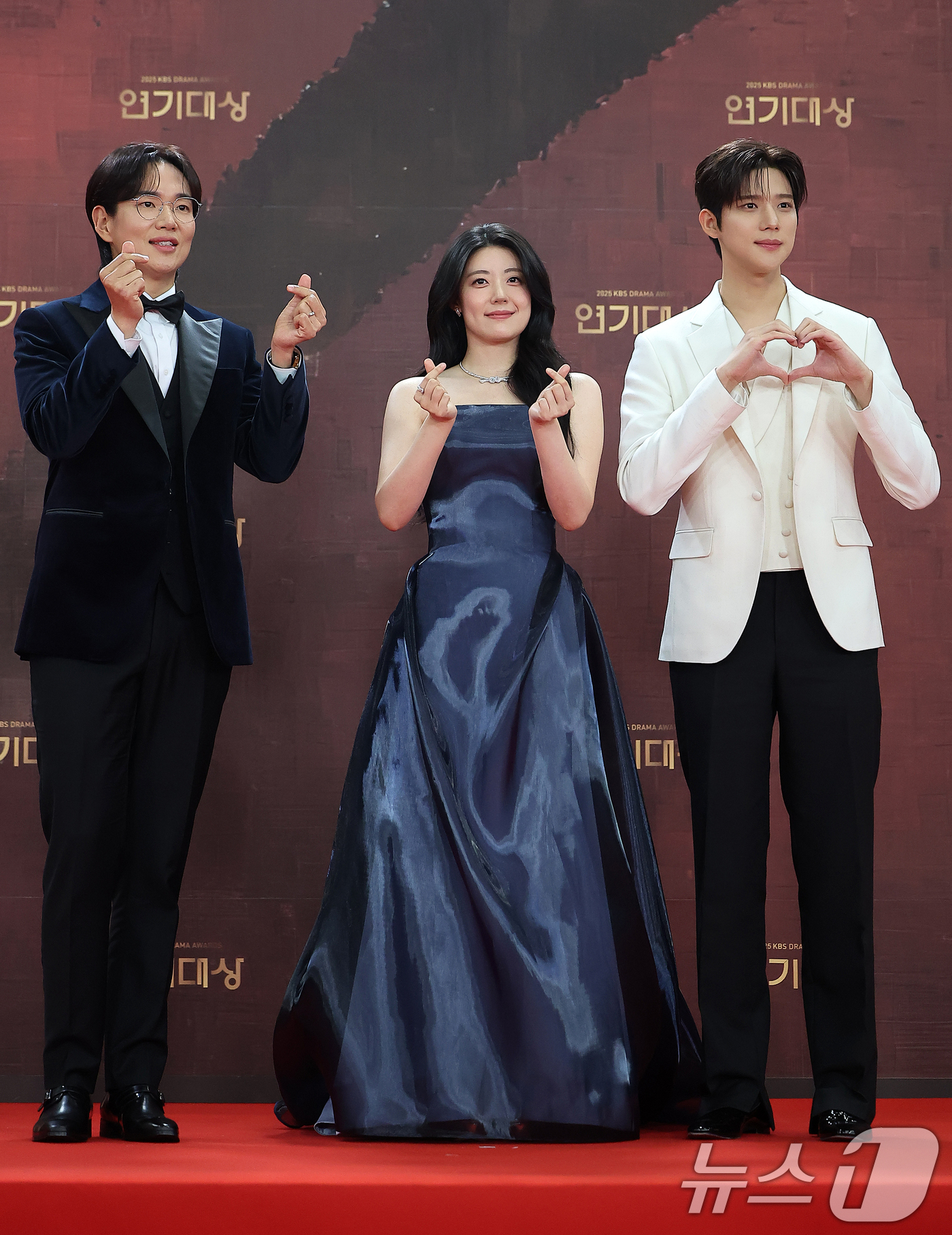 (서울=뉴스1) 김진환 기자 = 방송인 장성규(왼쪽부터)과 배우 남지현, 문상민이 31일 오후 서울 영등포구 KBS 신관에서 진행된 ‘2025 KBS 연기대상’ 레드카펫 행사에서 …
