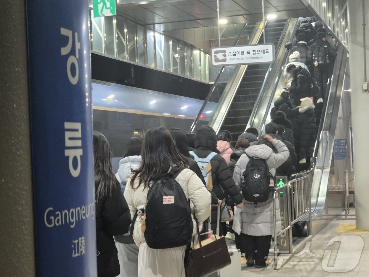 (강릉=뉴스1) 윤왕근 기자 = 2026년 병오년 새해를 하루 앞둔 31일 강원 강릉역에서 동해선 KTX를 이용해 도착한 관광객들이 캐리어를 끌며 승강장을 빠져나오고 있다. 202 …