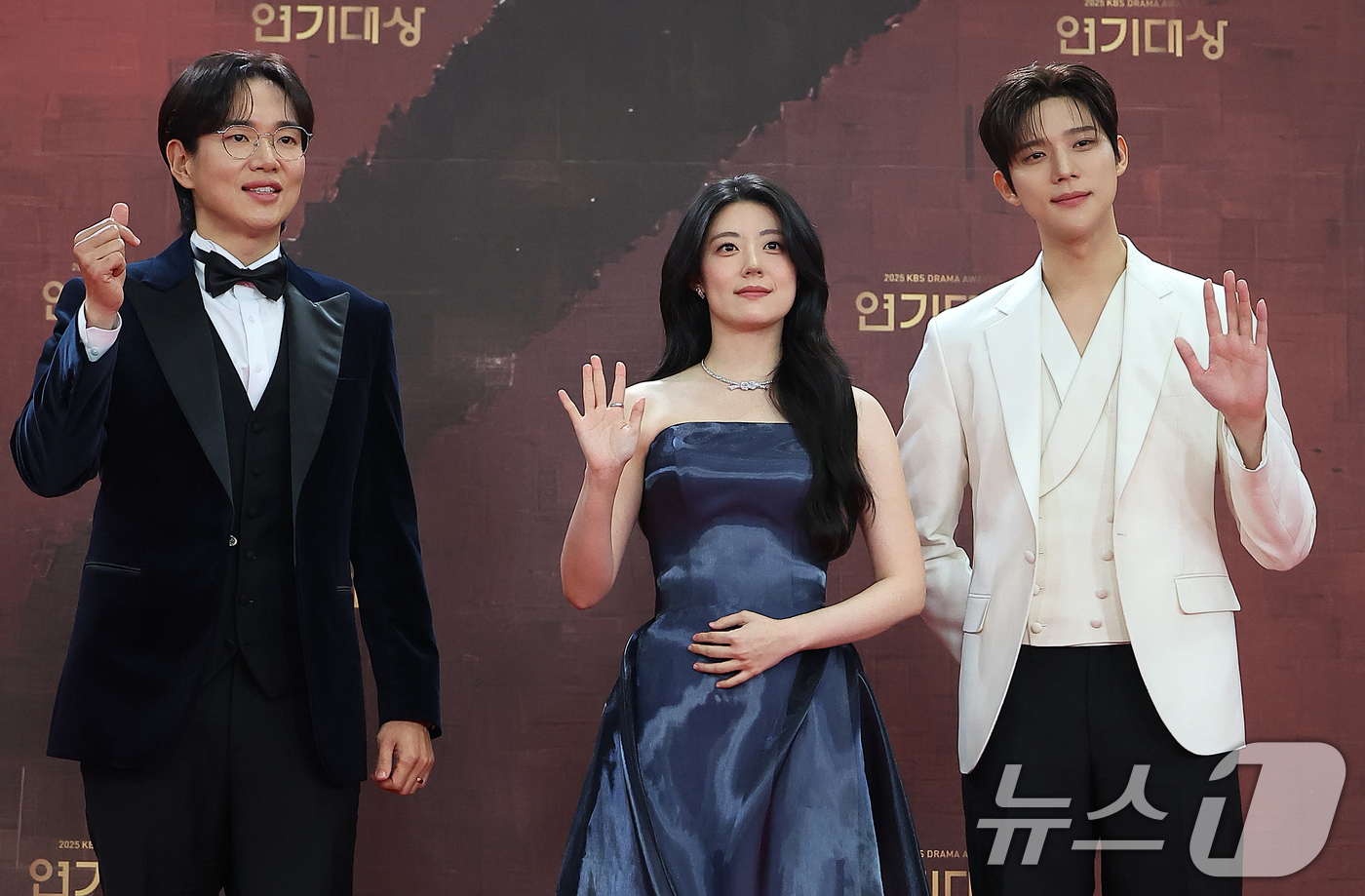 (서울=뉴스1) 김진환 기자 = 방송인 장성규(왼쪽부터), 배우 남지현, 문상민이 31일 오후 서울 영등포구 KBS 신관에서 진행된 ‘2025 KBS 연기대상’ 레드카펫 행사에서 …