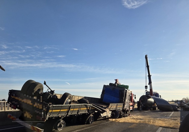 공주 천안논산고속도서 화물차 가드레일 들이받고 주저 앉아…정체