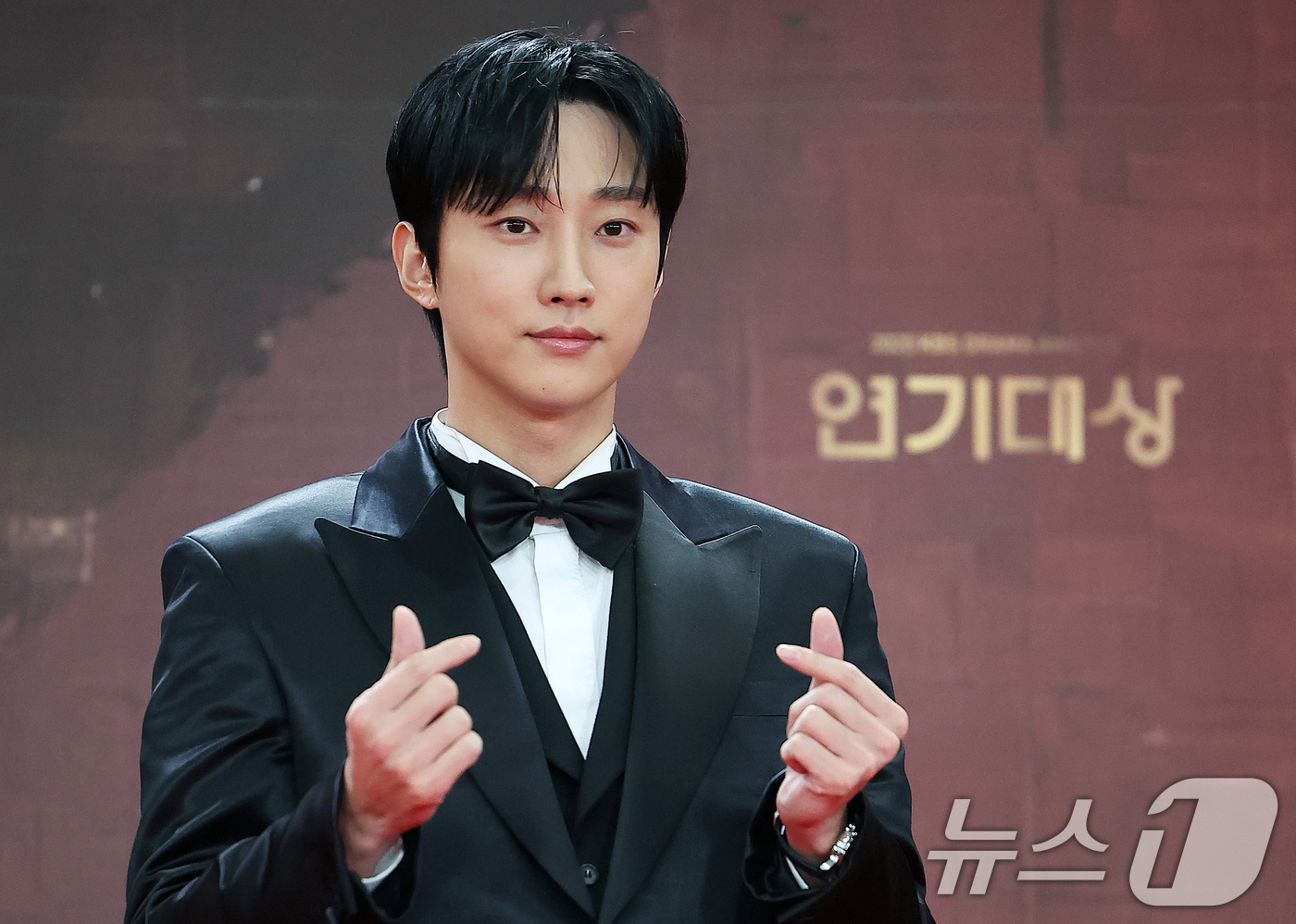 (서울=뉴스1) 김진환 기자 = 배우 진영이 31일 오후 서울 영등포구 KBS 신관에서 진행된 ‘2025 KBS 연기대상’ 레드카펫 행사에서 포즈를 취하고 있다. 2025.12.3 …