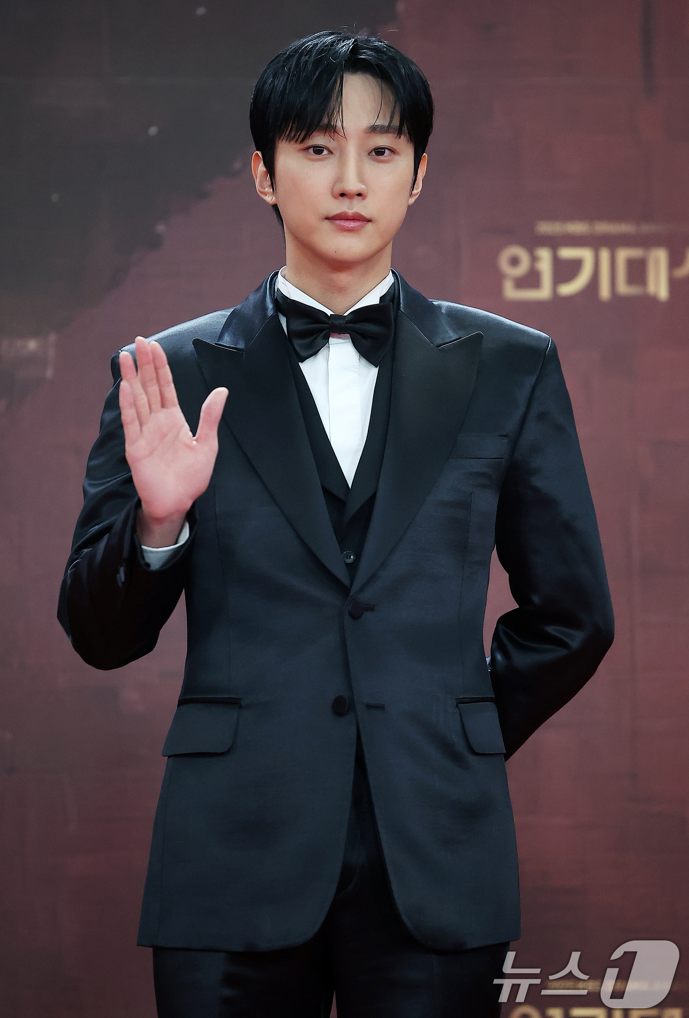 (서울=뉴스1) 김진환 기자 = 배우 진영이 31일 오후 서울 영등포구 KBS 신관에서 진행된 ‘2025 KBS 연기대상’ 레드카펫 행사에서 포즈를 취하고 있다. 2025.12.3 …