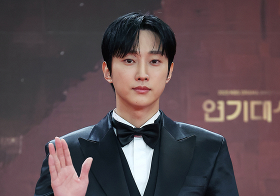 진영, 신사의 손인사