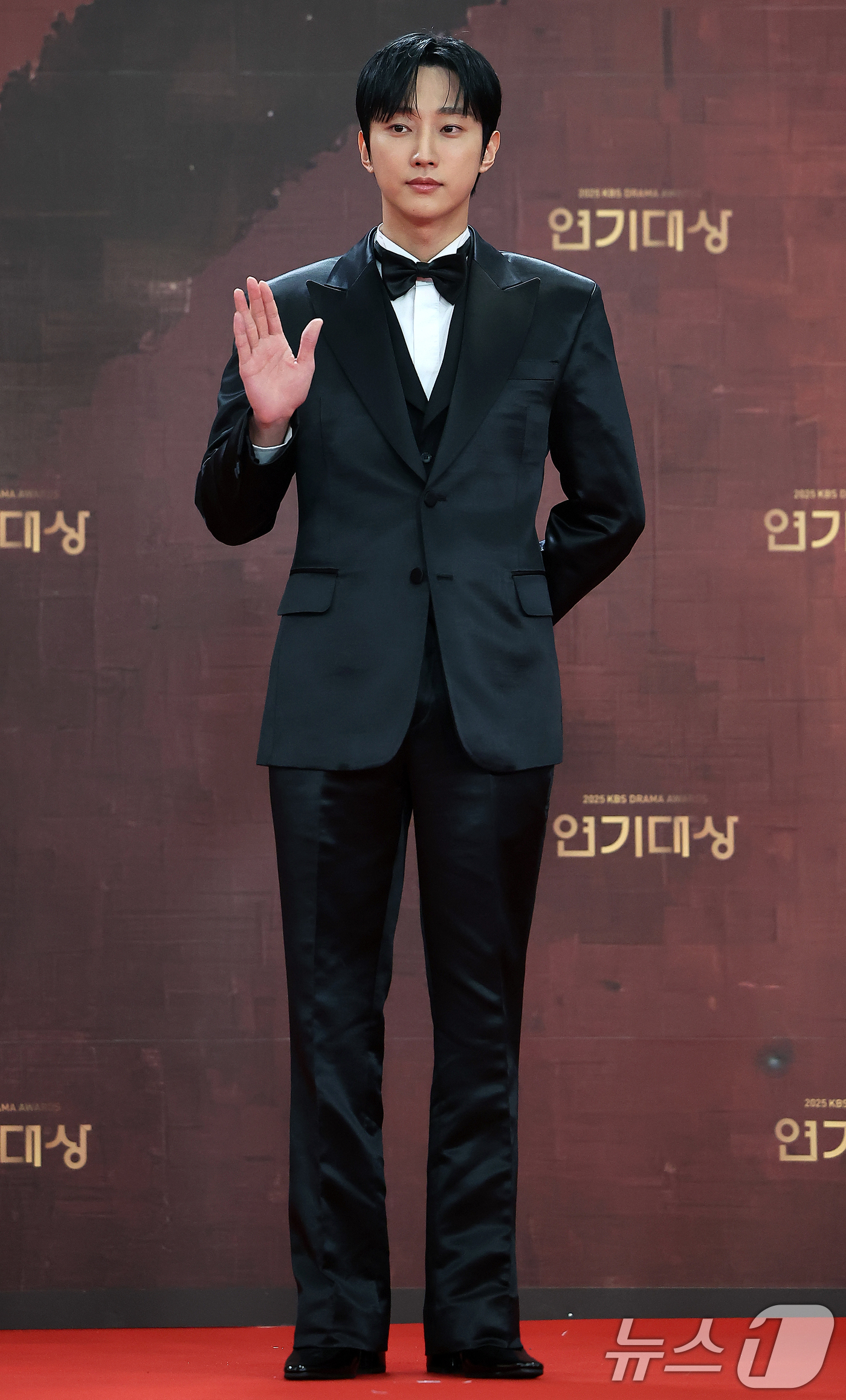 (서울=뉴스1) 김진환 기자 = 배우 진영이 31일 오후 서울 영등포구 KBS 신관에서 진행된 ‘2025 KBS 연기대상’ 레드카펫 행사에서 포즈를 취하고 있다. 2025.12.3 …