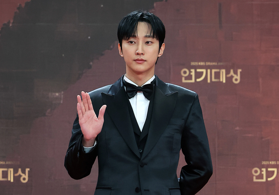 포즈 취하는 진영