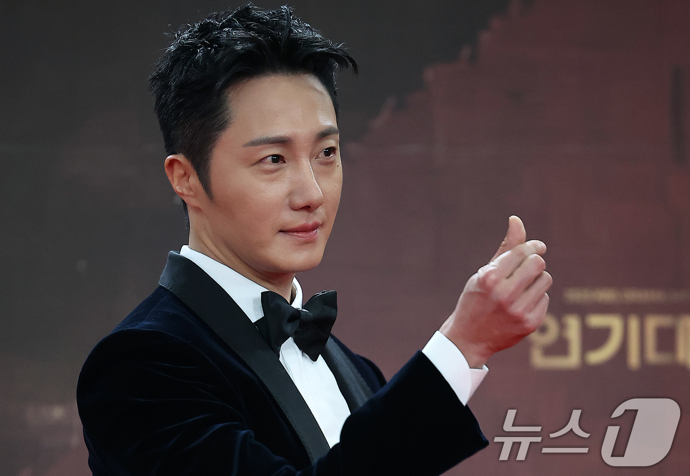 (서울=뉴스1) 김진환 기자 = 배우 정일우가 31일 오후 서울 영등포구 KBS 신관에서 진행된 ‘2025 KBS 연기대상’ 레드카펫 행사에서 포즈를 취하고 있다. 2025.12. …