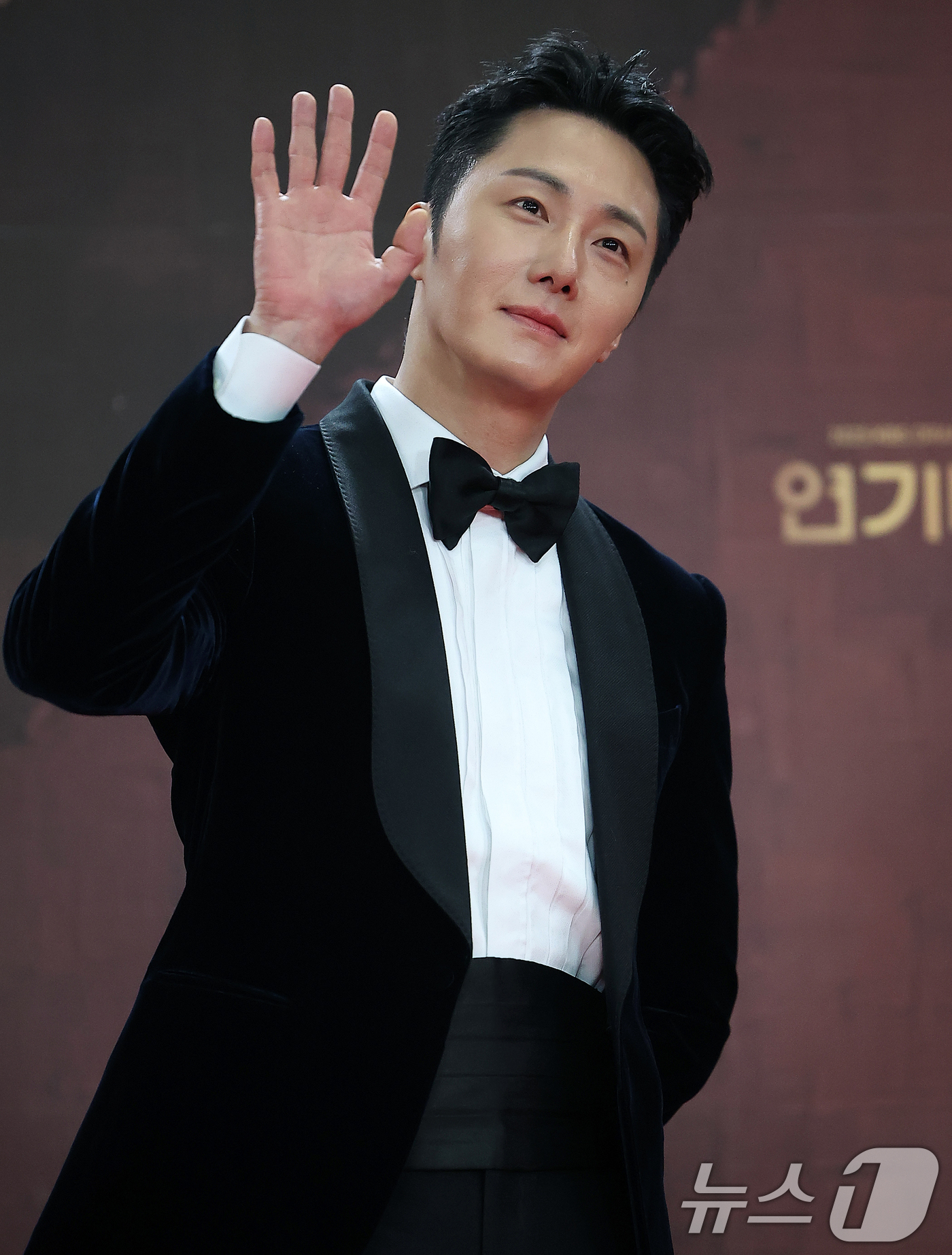 (서울=뉴스1) 김진환 기자 = 배우 정일우가 31일 오후 서울 영등포구 KBS 신관에서 진행된 ‘2025 KBS 연기대상’ 레드카펫 행사에서 포즈를 취하고 있다. 2025.12. …