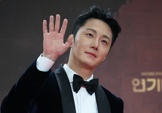 정일우, 감미로운 손인사