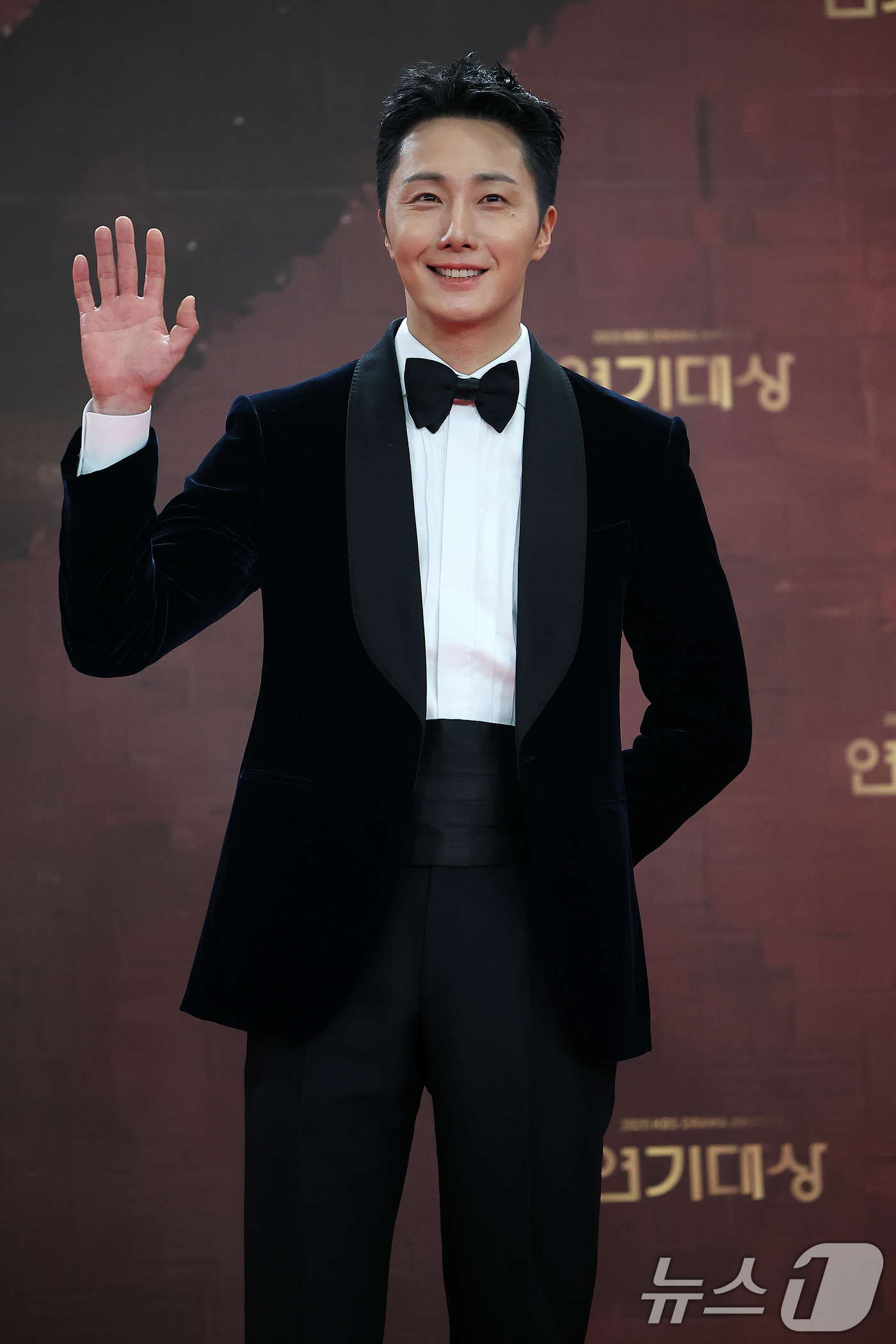 (서울=뉴스1) 김진환 기자 = 배우 정일우가 31일 오후 서울 영등포구 KBS 신관에서 진행된 ‘2025 KBS 연기대상’ 레드카펫 행사에서 포즈를 취하고 있다. 2025.12. …