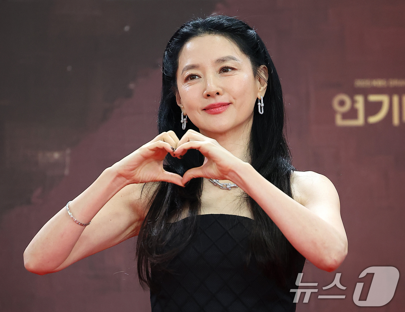 (서울=뉴스1) 김진환 기자 = 배우 이영애가 31일 오후 서울 영등포구 KBS 신관에서 진행된 ‘2025 KBS 연기대상’ 레드카펫 행사에 참석해 포즈를 취하고 있다. 2025. …