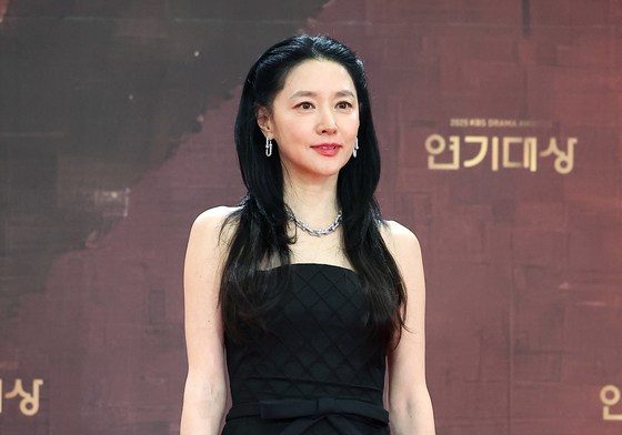 포즈 취하는 이영애