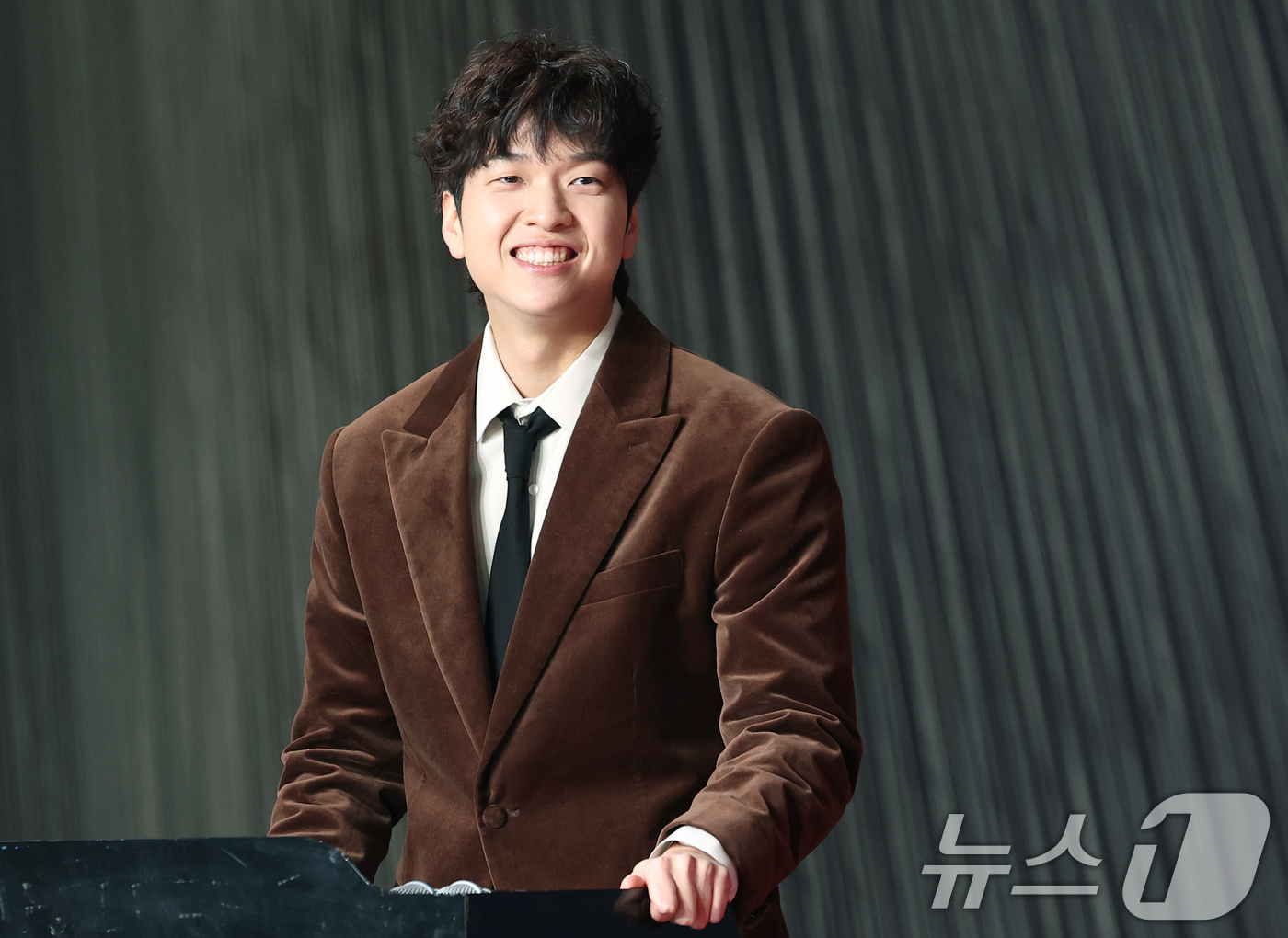 (서울=뉴스1) 권현진 기자 = 방송인 유재필이 31일 서울 마포구 SBS프리즘타워에서 열린 ‘2025 SBS 연기대상’ 레드카펫 행사에 참석해 미소를 짓고 있다. 2025.12. …