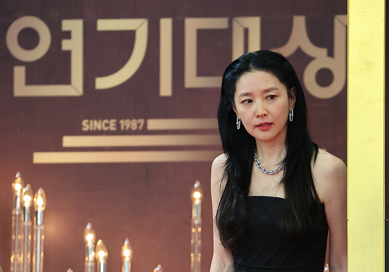 연기대상 레드카펫 밟는 이영애
