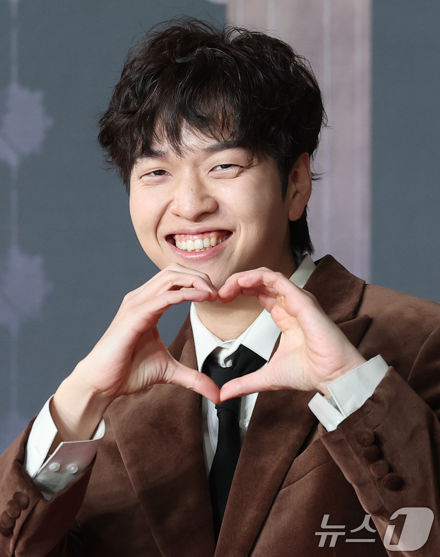 (서울=뉴스1) 권현진 기자 = 방송인 유재필이 31일 서울 마포구 SBS프리즘타워에서 열린 ‘2025 SBS 연기대상’ 레드카펫 행사에 참석해 미소를 짓고 있다. 2025.12. …