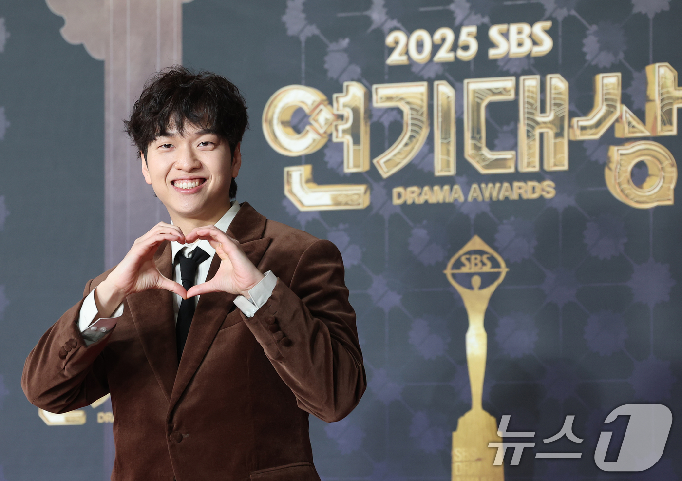 (서울=뉴스1) 권현진 기자 = 방송인 유재필이 31일 서울 마포구 SBS프리즘타워에서 열린 ‘2025 SBS 연기대상’ 레드카펫 행사에 참석해 미소를 짓고 있다. 2025.12. …