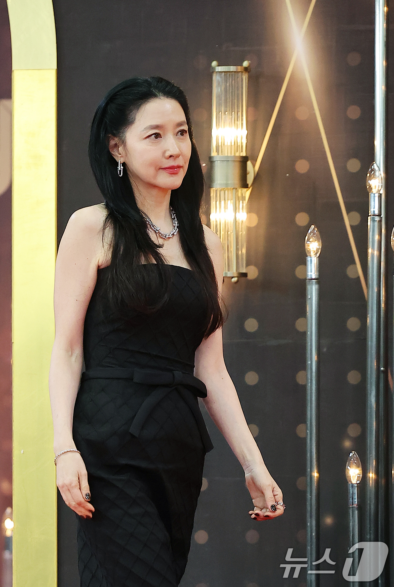 (서울=뉴스1) 김진환 기자 = 배우 이영애가 31일 오후 서울 영등포구 KBS 신관에서 진행된 ‘2025 KBS 연기대상’ 레드카펫 행사에 참석해 포즈를 취하고 있다. 2025. …